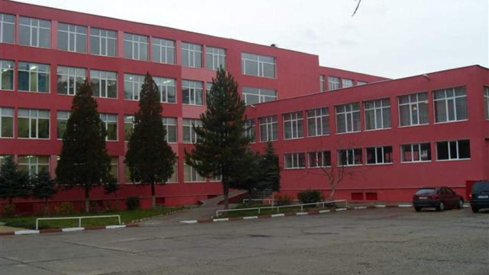 Парче мазилка падна в училищен двор, няма пострадали | StandartNews.com