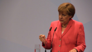 Меркел сменя шефа на разузнаването