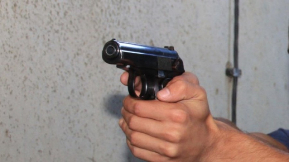 Пиян гърмя с незаконен пистолет пред деца | StandartNews.com
