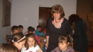 Деца шарят яйца в музея в Кърджали