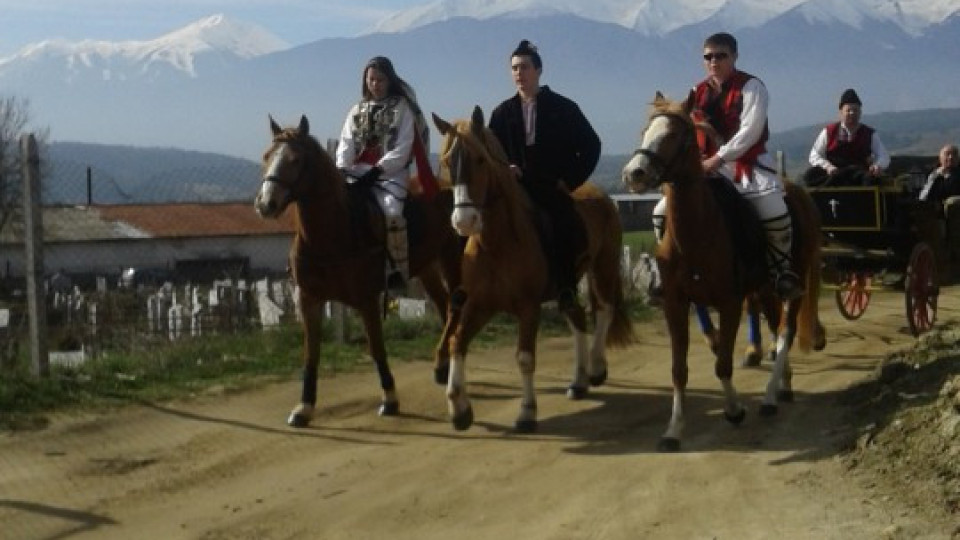 Чужденци празнуват Великден с езда на коне | StandartNews.com