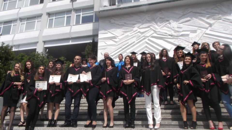 Връчиха дипломите на 191 абсолвенти | StandartNews.com