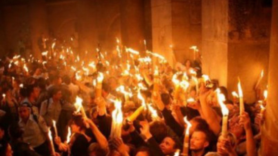 Браницки епископ Григорий донася Благодатния огън  | StandartNews.com
