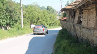 Опасен зид виси над път