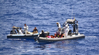 Лодка с мигранти се обърна край Либия