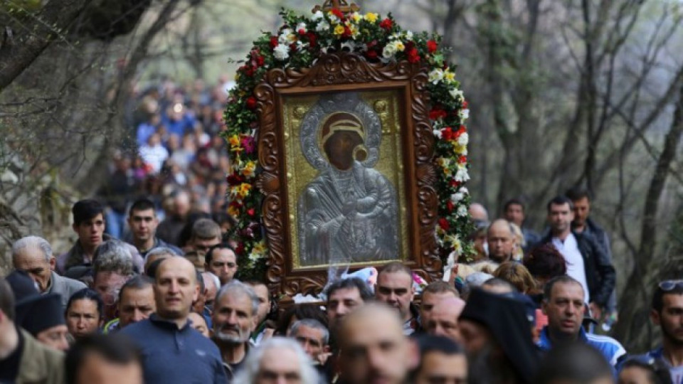 Стотици носиха иконата Света Богородица от Бачковския манастир | StandartNews.com