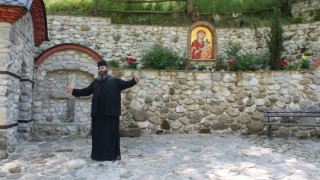 Отец Николай проповядва и гради храмове в Мелник
