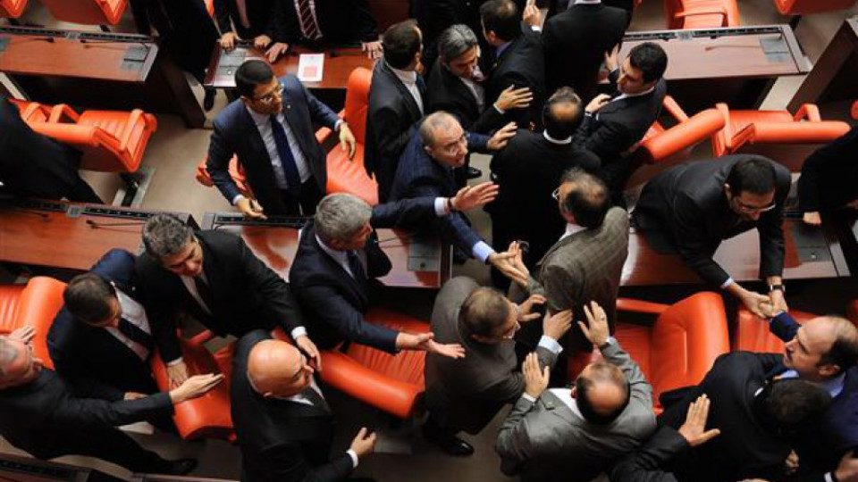 Бой в турския парламент заради новата конституция | StandartNews.com