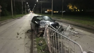 Кола се заби в ограда, шофьорът избяга