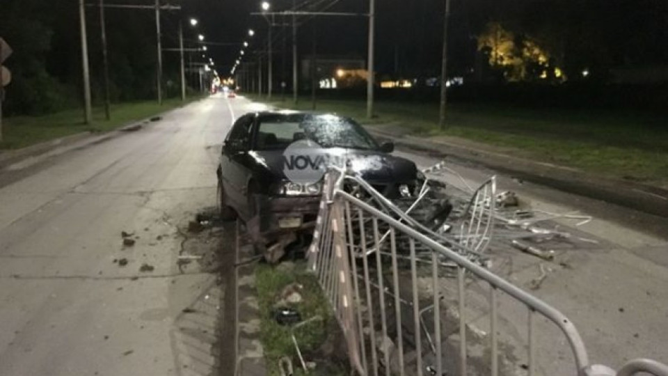 Кола се заби в ограда, шофьорът избяга | StandartNews.com