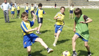 БФС подарява 200 спортни екипа на деца в Петрич