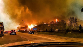 Пожар евакуира цял град в Канада