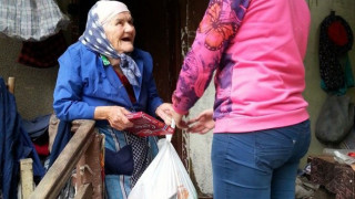 Момичета от Белоградчик зарадваха баби за празниците