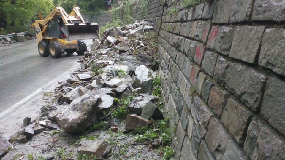 Скали блокираха пътя между Асеновград и Смолян | StandartNews.com