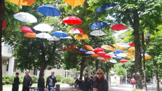 Цветни чадъри украсиха центъра на Благоевград