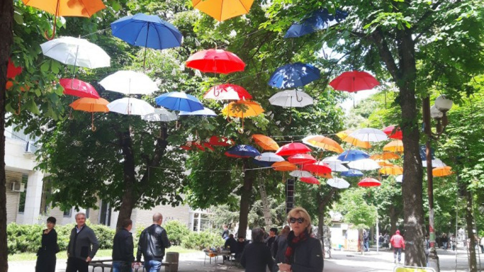Цветни чадъри украсиха центъра на Благоевград | StandartNews.com