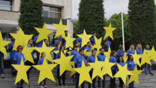 Млади гербери отбелязаха с флашмоб  Деня на Европа