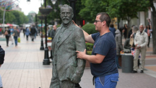 Скулптура на Алеко Константинов в София