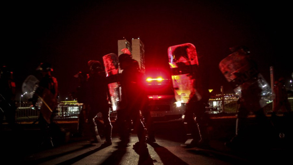 Сблъсъци между привърженици на Русеф и полицията  | StandartNews.com