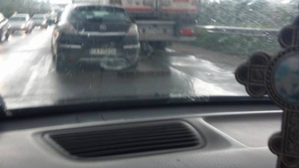 ТИР и кола се удариха на Околовръстното на София | StandartNews.com
