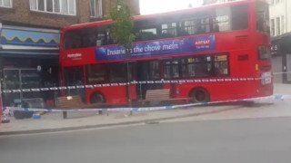 Рейс се вряза в сграда в Лондон