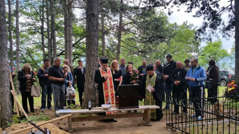 Погребаха урната с праха на Антон Попов | StandartNews.com