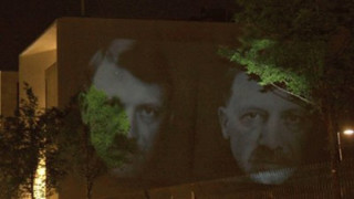 Ердоган като Хитлер на стената на турско посолство