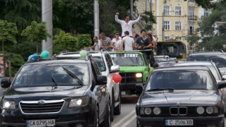 150 лв. глоба за абитуриент,  излязъл от прозорец на кола 