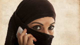 Депортират арабка, чела SMS-ите на мъжа си