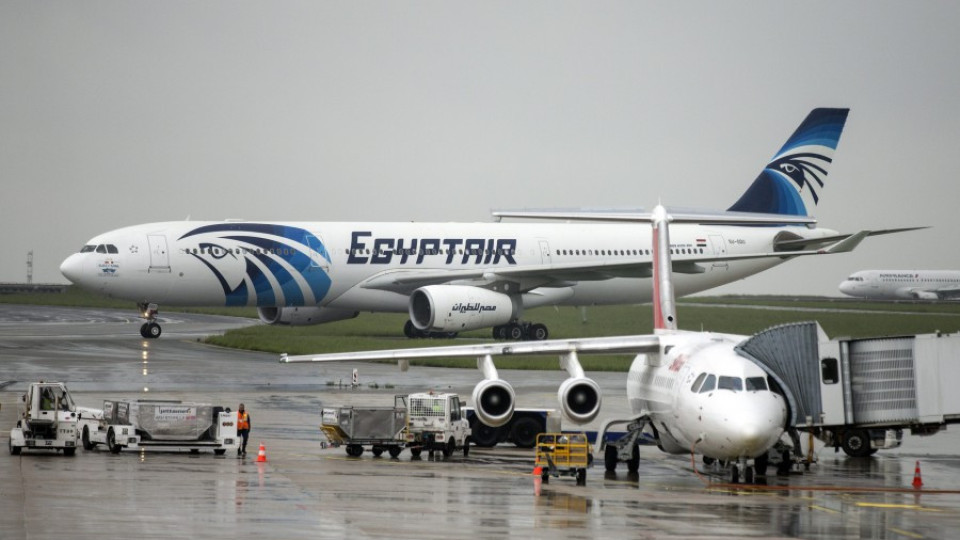Самолетът на EgyptAir правил резки завои преди да изчезне | StandartNews.com