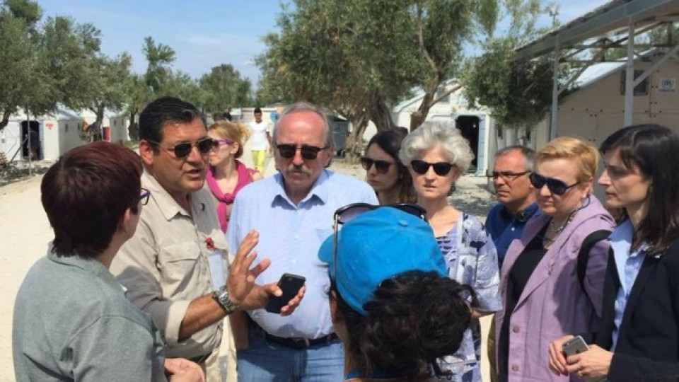 М. Габриел посети нови бежански центрове в Гърция | StandartNews.com