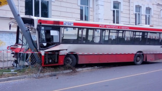 Варненски автобус се заби в стълб