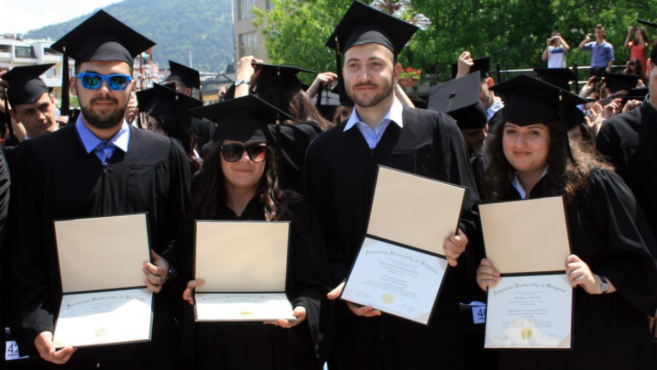 Студенти получават дипломи пред министър и посланик | StandartNews.com