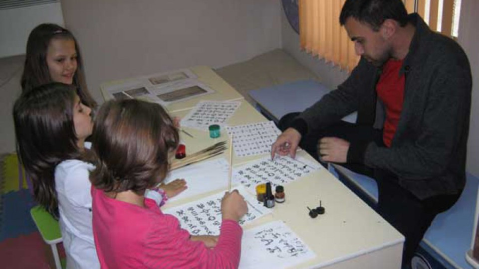 Хлапета пишат на глаголица | StandartNews.com