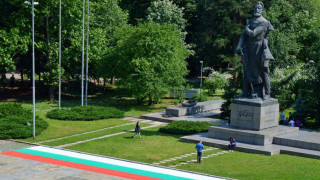 Шествие с 30-метров трибагреник за 24 май във Враца
