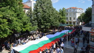 Стотици шестваха с 30-метров трибагреник във Враца