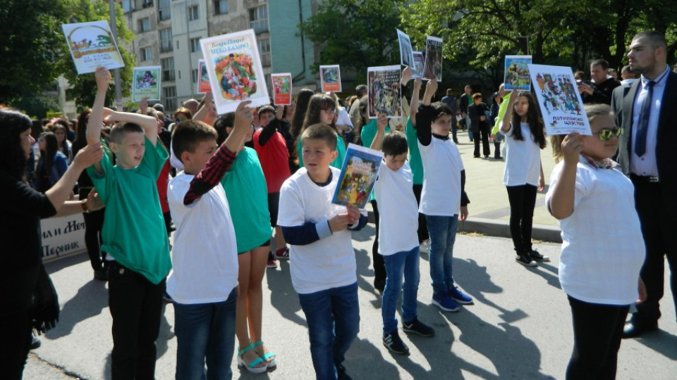 Стотици любими книги на парад в Перник | StandartNews.com