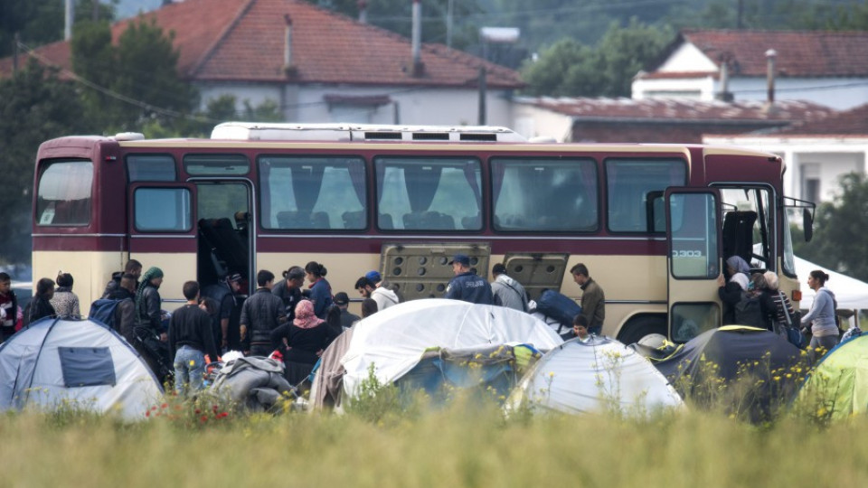 Атина изкара 1500 бежанци от Идомени (ОБЗОР) | StandartNews.com