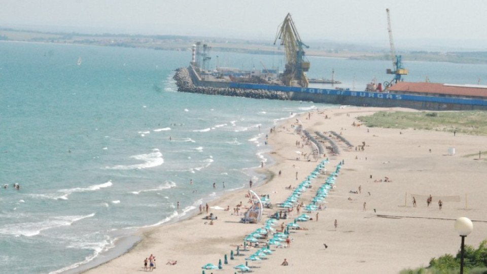 300 безплатни чадъра на бургаския плаж | StandartNews.com