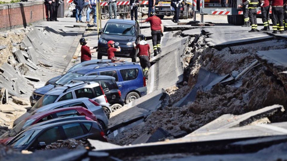 Дупка глътна 20 коли във Флоренция | StandartNews.com