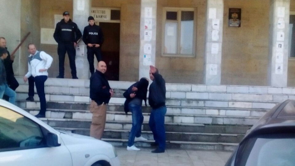 След акция в Галиче: Задържаха кмета и сина му | StandartNews.com