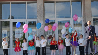 Деца се надпреварват с песни и танци в Берковица