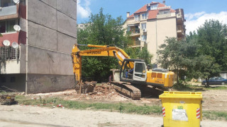 Събориха опасна къща в Благоевград