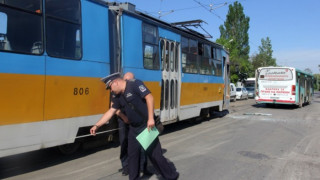 Гратисчия нападна контрольори в столичен трамвай