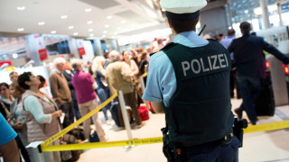 Паника евакуира летището в Кьолн