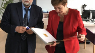 Вежди подари албум на Кристалина Георгиева