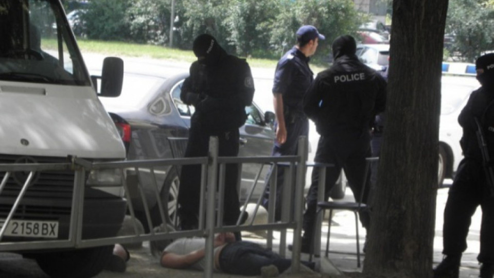 Полицаи с "чадър" над Министъра на любовта (ОБЗОР) | StandartNews.com