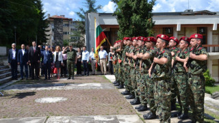 Граждани и военни почетоха Ботев в Благоевград