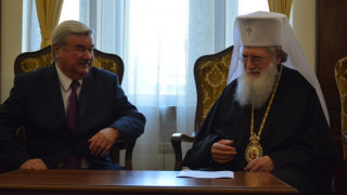 Патриархът връчи орден „Св. Кирил и Методий" на Исаков