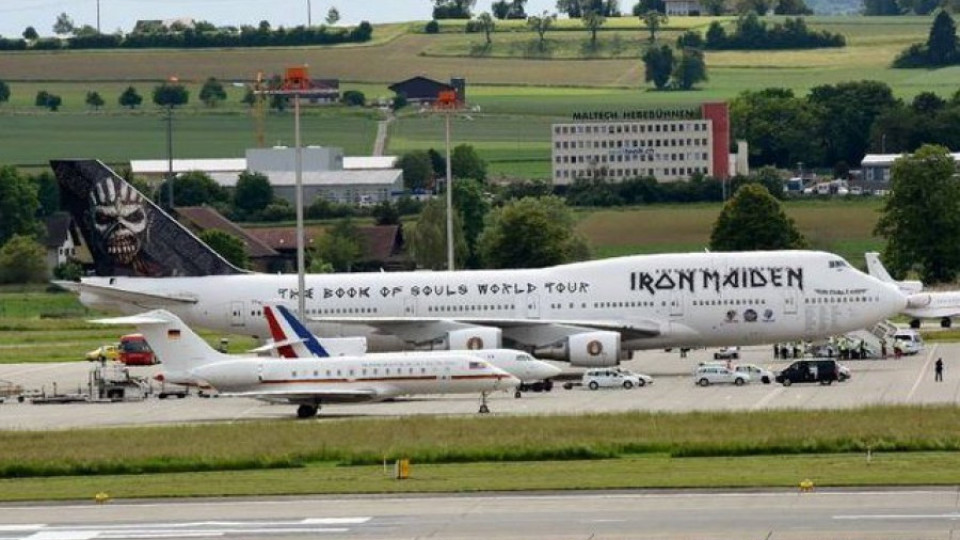 Самолетите на Iron Maiden, Меркел и Оланд един до друг | StandartNews.com